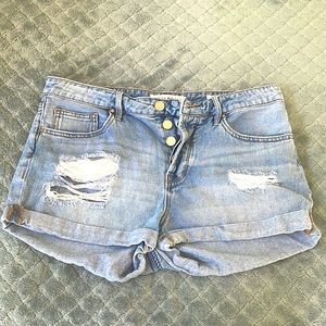 Cute denim shorts!!